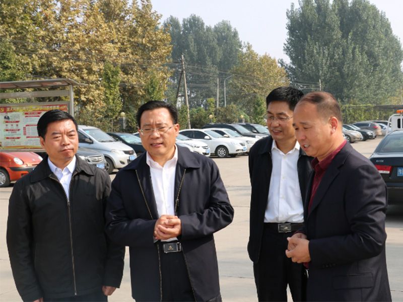 王克明與省工商聯(lián)黨組書記李德才、市政協(xié)副主席工商聯(lián)主席侯合柱<div   id=